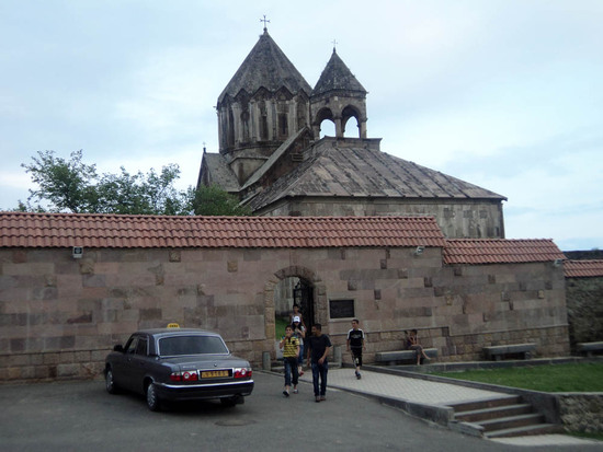 Западный (главный) вход на территорию монастыря.