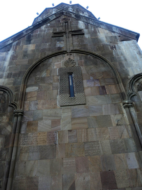 Одна из стен Гандзасарского монастыря.