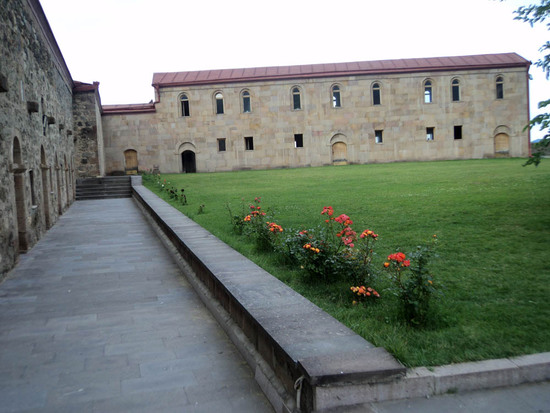 Слева видны кельи, где раньше обитали монахи, впереди адмистративное здание монастыря