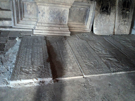 Надгробные плиты в притворе монастыря.
