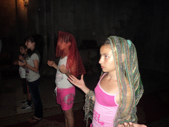 Девочки молятся.