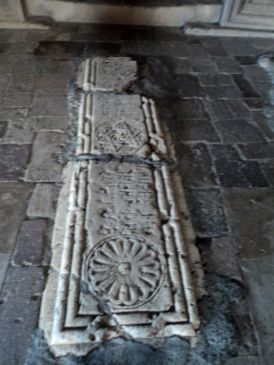 Надгробная плита Джалала III в притворе монастыря.