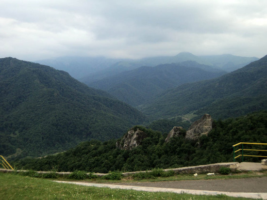 Вид на горы с площадки перед Гандзасарским монастырём.