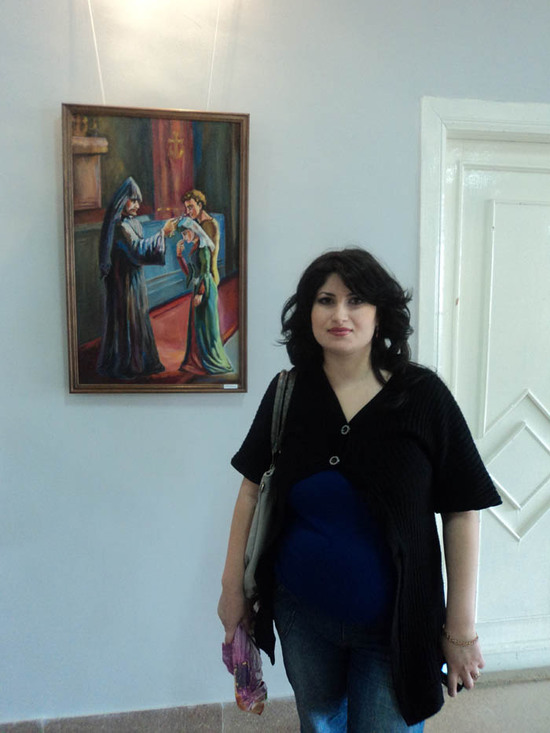 Карина Ахумян рядом со своей работой 