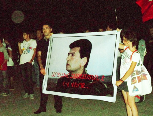 Митингующие держат плакат с портретом героя карабахской войны Леонида Азгаляна. Надпись на плакате: ''Арцах в составе Армении''. Ереван, 15 сентября 2012 г. Фото Армине Мартиросян для "Кавказского узла"