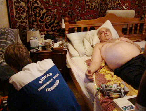 Медики оказывают помощь главе семьи Мзоковых. Сочи, 18 сентября 2012 г. Фото Светланы Мзоковой.