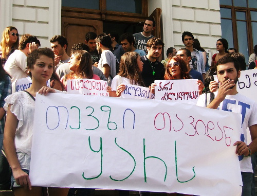 Участники акции держат плакат "Рыба гниет с головы". Тбилиси, 19 сентября 2012 г. Фото Эдиты Бадасян для "Кавказского узла"