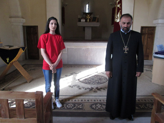 Настоятель  церкви о. Саак Шакарян (с права) и старшая Мартунинской группы Гаяшка Есаян. 