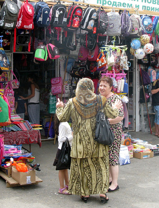 В рядах с товарами для школы на вещевом рынке Махачкалы. Дагестан, 2012 г. Фото Махача Ахмедова для "Кавказского узла"