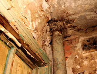 Потолок санузла в аварийном общежитии на улице Пороховой. Астрахань. Фото Елены Гребенюк для "Кавказского узла"