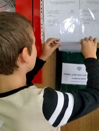 Святослав Горбунов опускает свое заявление в ящик для обращений в СКР. Сочи, 1 ноября 2012 г. Фото Светланы Кравченко для "Кавказского узла"