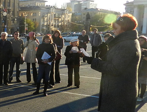 Участники митинга против сноса школы №19. Волгоград, 2 ноября 2012 г. Фото Татьяны Филимоновой для "Кавказского узла"