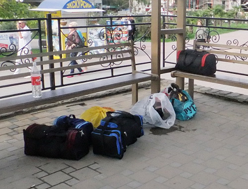 Багаж Юрия Молостова на остановке у железнодорожного вокзала в Сочи. 2 ноября 2012 г. Фото Светланы Кравченко для "Кавказского узла"