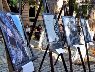 Стенды с фотографиями, где изображены исторические здания тбилиси. 3 ноября 2012 г. Фото Эдиты Бадасян для "Кавказского узла"