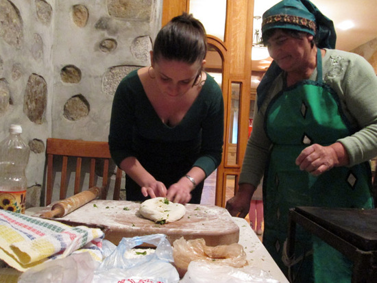 Еврейская девушка Ирен учится печь женгелов ац.