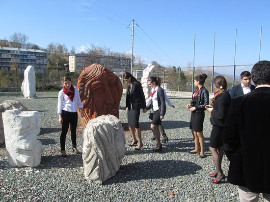 Гости осматривают скульптуры, которые изваяли на 2-ом международном конкурсе скульпторов в Шуши.