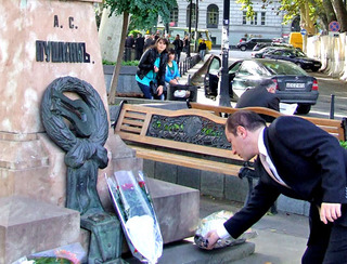 Возложение цветов к памятнику Александру Пушкину. Тбилиси, 8 ноября 2012 г. Фото Эдиты Бадасян для "Кавказского узла"