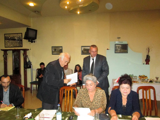Начальник ЖЭКа Армен Авакян награждает Грамотой председателя домкома Вердяна Джамала.