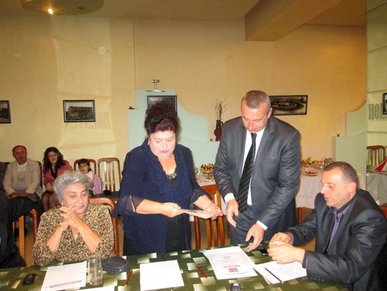 Начальник ЖЭКа Армен Авакян награждает Грамотой председателя домкома Лауру Петросян.