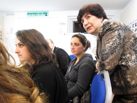 Юлия Харашвили - координатор проекта в Грузии помогает в переводе грузинским девушкам.