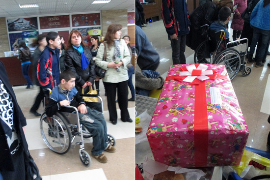 Мальчик-колясочник пришёл со своей матерью... справа его подарок...