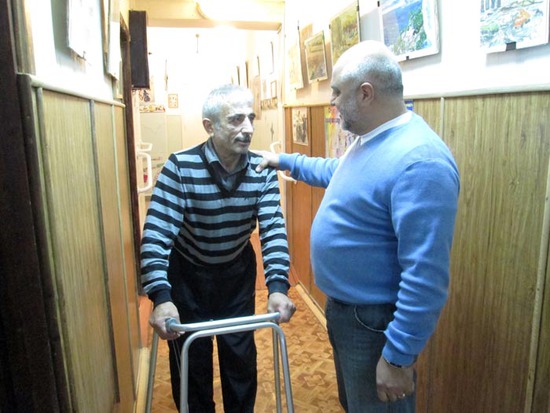 Вардан Тажевосян, лиревтор центра  с пациентом.