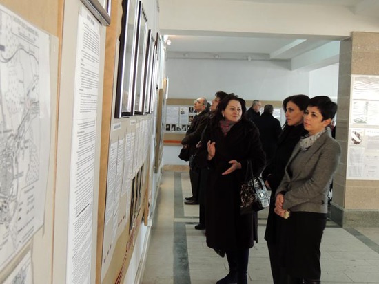 Посетители выставки. На переднем плане министр культуры НКР Нарине Агабалян. Посетители выставки. На переднем плане министр культуры НКР Нарине Агабалян.