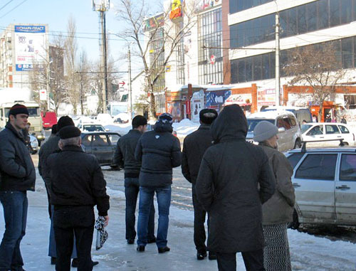 Жители Махачкалы ждут общественный транспорт. Дагестан, 17 декабря 2012 г. Фото Тимура Исаева для "Кавказского узла"