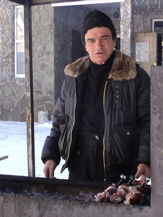 Хозяин шашлычной на поляне Чегет. Приэльбрусье, 27 декабря 2012 г. Фото Луизы Оразаевой для "Кавказского узла"
