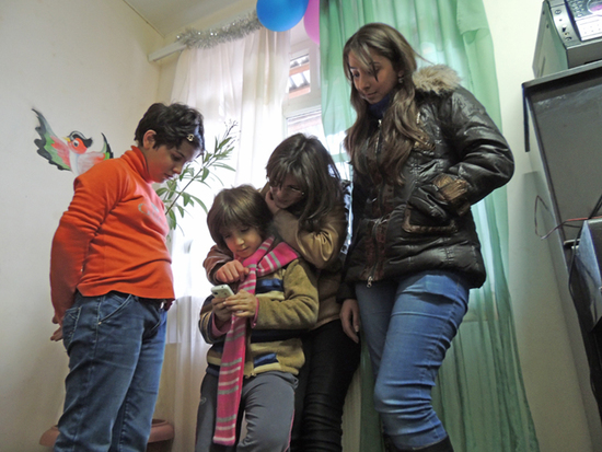 Студентки АрГУ Шахназарян Карине (слева) и Аванесян Кристина с детьми.