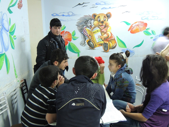 Иван Мовсесян и Вова Долуханян, студенты АрГУ, с детьми.