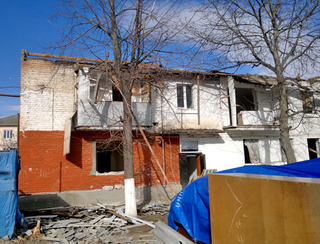 Многоквартирный двухэтажный дом по улице Висаитова, 100. Ингушетия, Сунженский район, январь 2013 г. Фото предоставлено адвокатом Исой Коздоевым