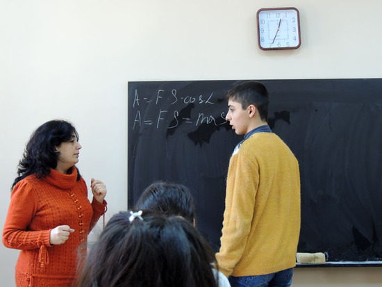 Анаит Виленовна на уроке в 10-бклассе школы №3 г.Степанакерта.