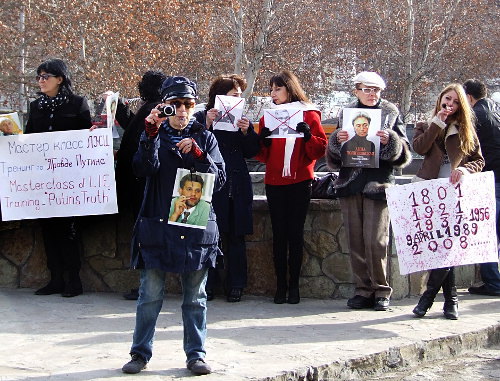 Участники акции протеста у гостиницы "Амбассадор". Тбилиси, 4 февраля 2013 г. Фото Эдиты Бадасян для "Кавказского узла"