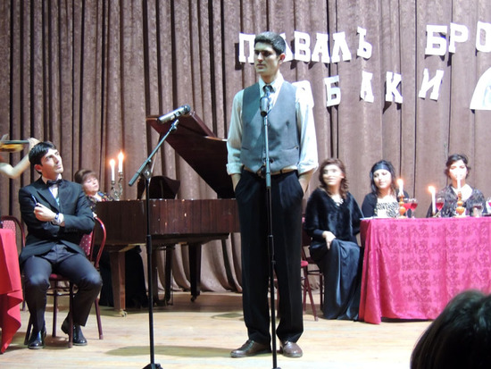 Владимир Маяковский (Арутюн) исполняет Облако в штанах.