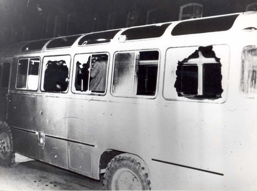 Автобус с армянскими пассажирами был забросан камнями под Агдамом. Февраль 1988 г. Фото из Государственного архива Нагорного Карабаха,  http://englishar.wordpress.com