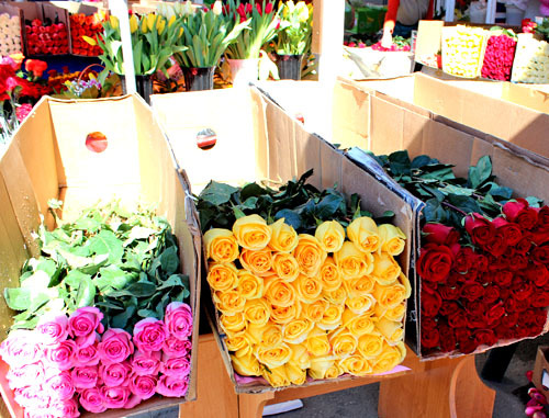 Продажа цветов. Владикавказ, 7 марта 2013 г. Фото Эммы Марзоевой для "Кавказского узла"