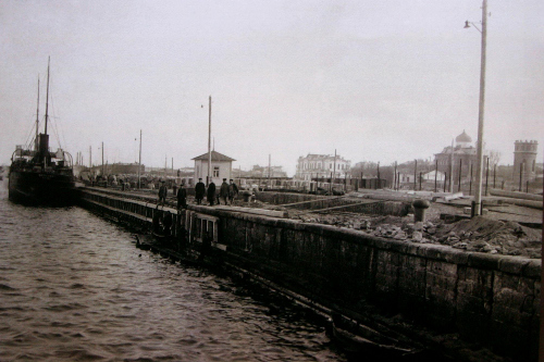 Причал и набережная Махачкалы, 1923-й год. Фото из собрания Музея истории города Махачкалы Причал и набережная Махачкалы, 1923-й год. Фото из собрания Музея истории города Махачкалы