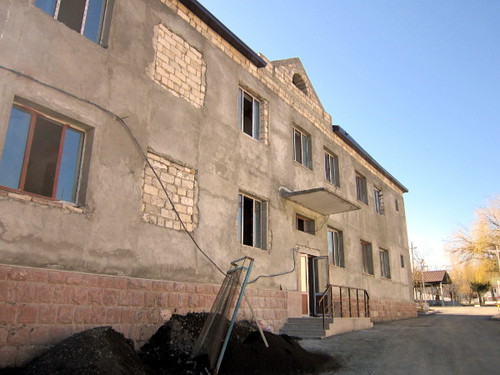 Первый корпус дома-интерната, реконструкция которого должна завершиться к лету. Степанакерт, Нагорный Карабах, 11 марта 2013 г. Фото Алвард Григорян для "Кавказского узла"