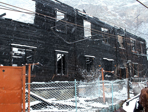 Сгоревший жилой дом (корпус 44) в горном поселке Мизур. Северная Осетия , Алагирский район, 18 марта 2013 г. Фото Заура Фарниева для "Кавказского узла"