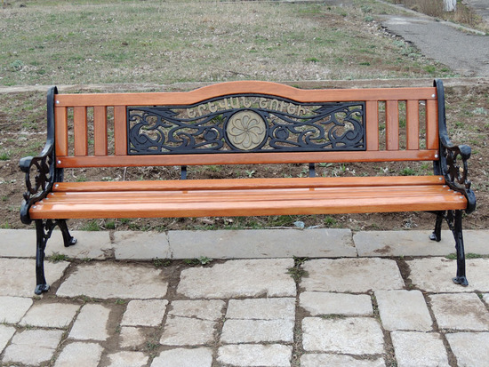 Эти скамейки были подарены мэрией г.Еревана г.Шуши. Слева надпись на армянском 