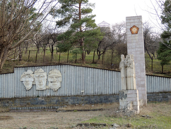 Следы войны. Памятник погибшим во время ВОВ 1941-1945 гг. Также пострадал от войны.