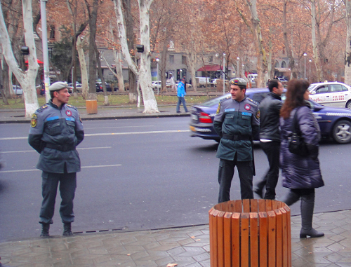Полицейское оцепление по ходу шествия. Ереван, 20 февраля 2013 г. Фото Инессы Саргсян для "Кавказского узла"