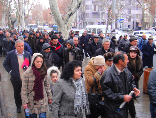 Митингующие шествием движутся в президентский дворец. Ереван, 20 февраля 2013 г. Фото Инессы Саргсян для "Кавказского узла"