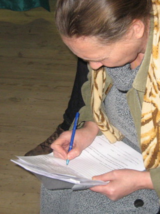 Наблюдатель на участке 1239 составляет протокол нарушения. Волгоградская область, Городищенский  район, поселок Песковатка, 24 марта 2013 г. Фото Вячеслава Ященко для "Кавказского узла"