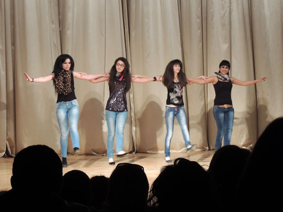 Танец «Трендез» исполняют  студентки АрГУ.