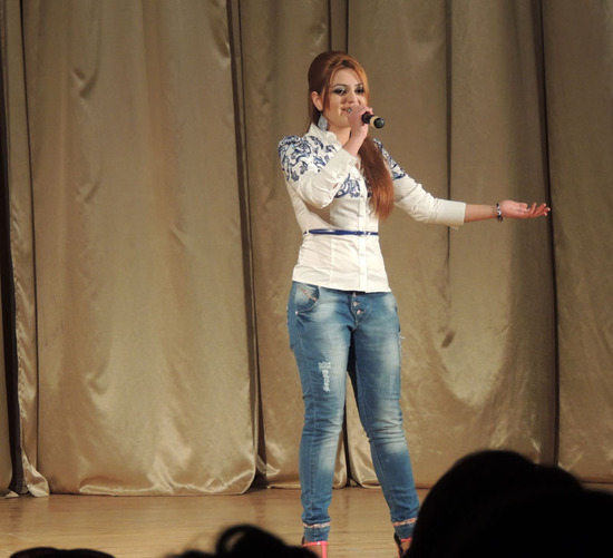 Ольга, студентка АрГу, исполняет песню «Степанакерт».