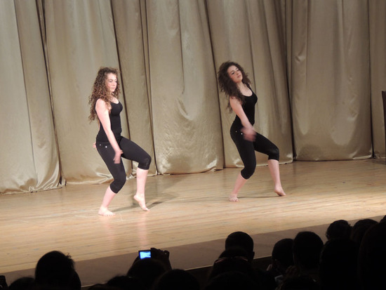 студенты школы искусств, близнецы Лара и Рая танцуют «Риану».