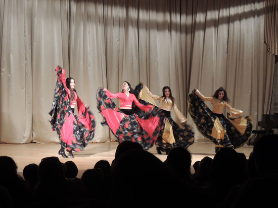 Студентки АрГУ танцуют цыганский танец.
