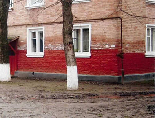 Следы сырости на фасаде дома, подтопленного грунтовыми водами. Малгобек, улица Базоркина, март 2013 г. Фото Ибрагима Белхароева